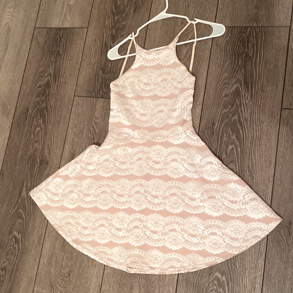Medium White Lace short dress with back cutout